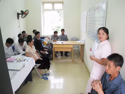 Buổi tư vấn chăm sóc cho người nhiễm HIV tại Bệnh viện Đa khoa Điện Biên. Ảnh: Đỗ Sơn