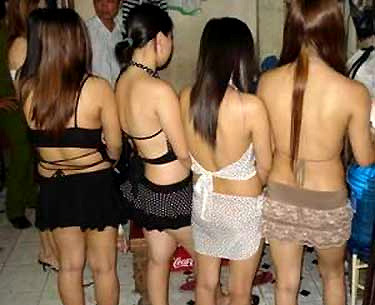 Một số gái mại dâm bị bắt. Ảnh minh họa
