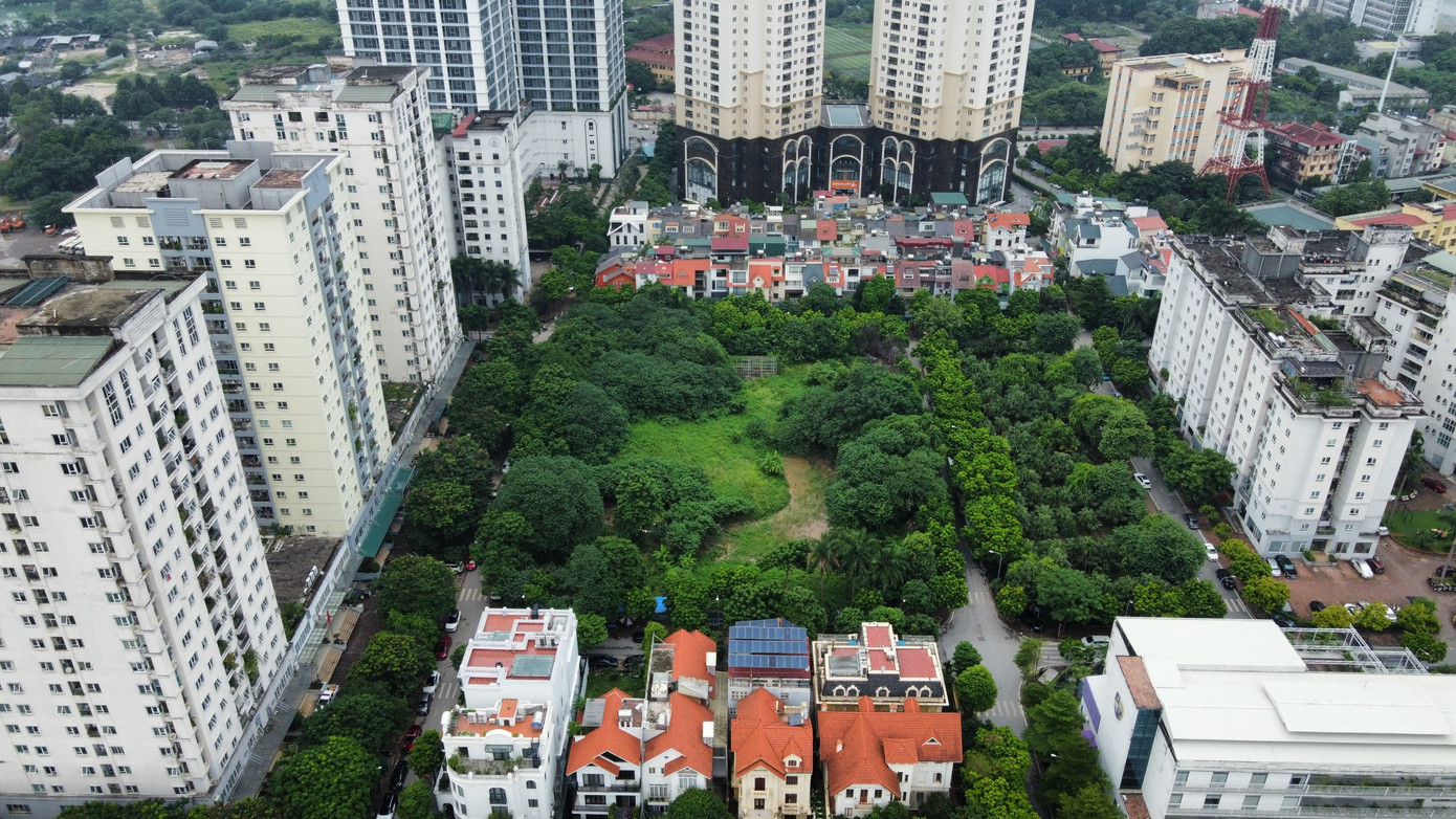 Theo Quyết định 123/2001/QĐ-UB ngày 06/12/2001 (quyết định 123 – PV) của UBND TP Hà Nội quy định chủ đầu tư các dự án khu nhà ở, khu đô thị phải dành 20% quỹ đất ở (hoặc 30% quỹ nhà ở) để bổ sung vào quỹ nhà ở của thành phố (không hoàn trả tiền đầu tư hạ tầng). Thế nhưng, thời gian qua quỹ đất 20% tại các dự án nhà ở, khu đô thị trở nên “teo tóp” bị "băm nát" khi quỹ đất này được chủ đầu tư xin cơ chế nộp tiền, thậm chí một số dự án không phải trích nộp, hoặc quỹ đất 20% biến tướng thành nhà ở thương mại để bán thu lợi.