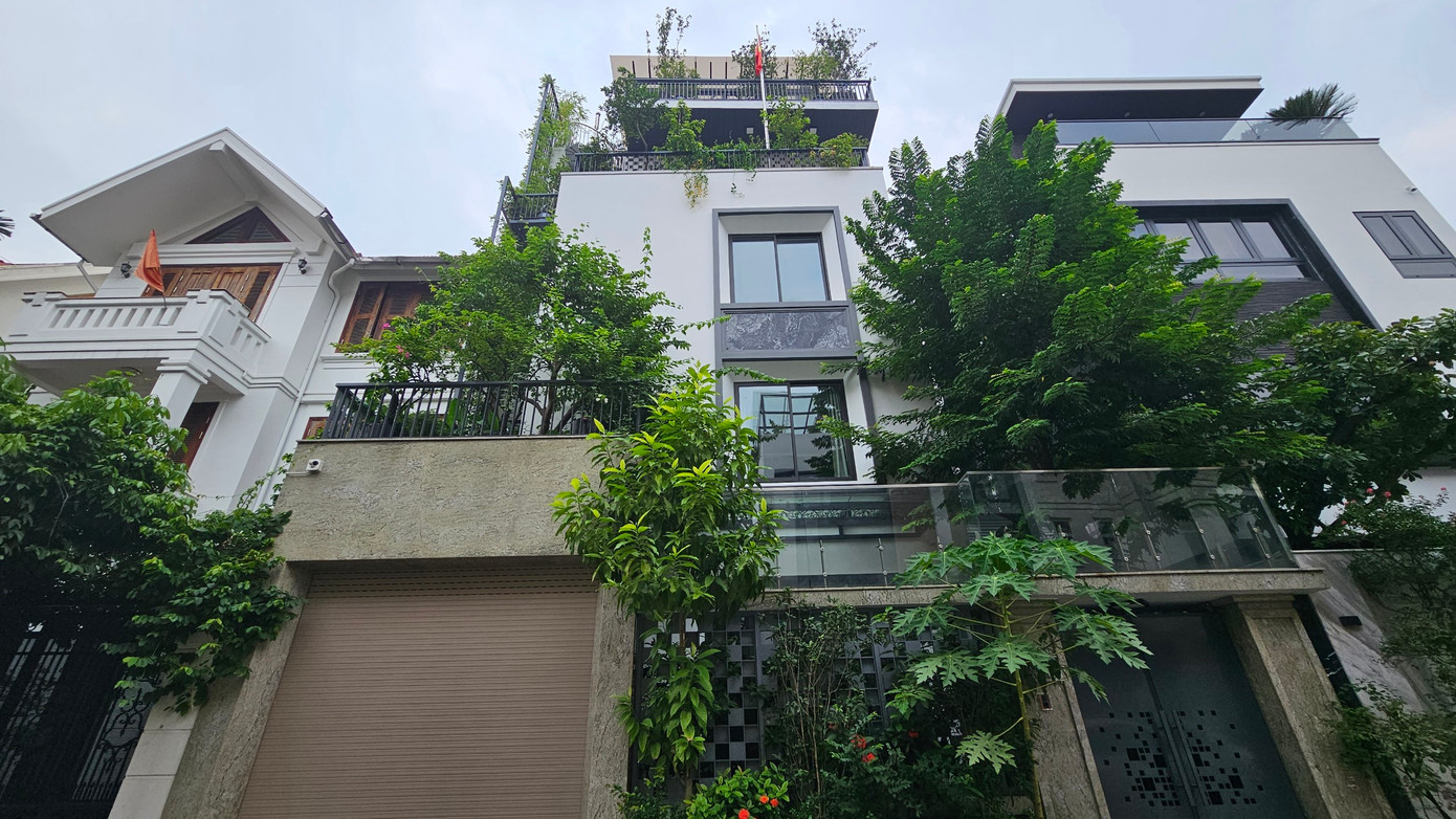 Cũng theo báo cáo của Đoàn kiểm tra liên ngành, Hancic - chủ đầu tư dự án KĐT mới Trung Văn (trước đây là Công ty Đầu tư Xây dựng Hà Nội) được chuyển đổi từ doanh nghiệp Nhà nước sang Công ty cổ phần có trụ sở chính tại số 76A An Dương, phường Yên Phụ, quận Tây Hồ do ông Trần Trọng Bình-Chủ tịch Hội đồng quản trị làm đại diện pháp luật.