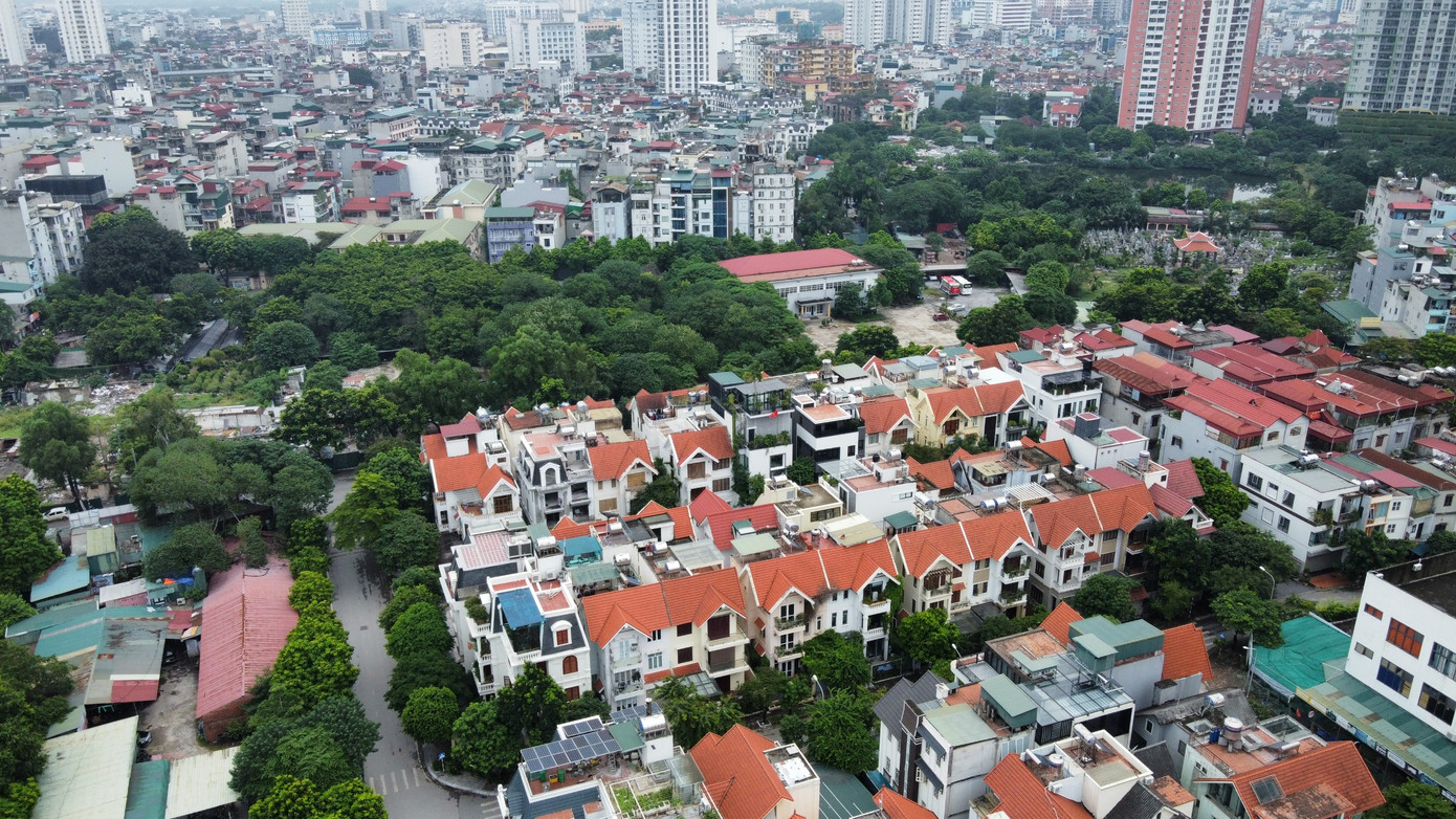 Tại Dự án khu đô thị (KĐT) mới Trung Văn thuộc quận Nam Từ Liêm (Hà Nội) do Công ty CP đầu tư xây dựng Hà Nội (Hancic) làm chủ đầu tư với quy mô gần 12ha. Theo tìm hiểu của PV, cuối năm 2004, UBND TP có quyết định cho Công ty Hancic chuyển mục đích sử dụng gần 12ha đất để đầu tư xây dựng KĐT mới Trung Văn.