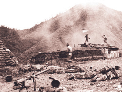 Bức Đánh chiếm căn cứ Đầu Mầu của Đoàn Công Tính đoạt giải thưởng lớn của tổ chức nhà báo quốc tế OIJ, tháng 11 năm 1972