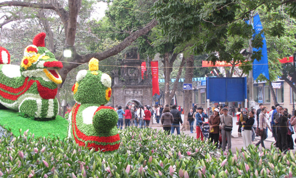 Nhiều người đổ về Hồ Gươm xem hội hoa