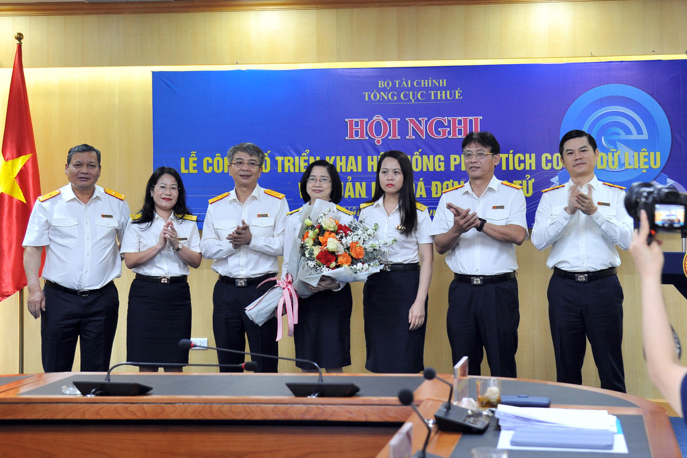 Tập thể Lãnh đạo Tổng cục Thuế tặng hoa chúc mừng Ban Quan lý rủi ro (Tổng cục Thuế) là đơn vị chủ trì triển khai “Hệ thống phân tích cơ sở dữ liệu và quản lý hóa đơn điện tử”.