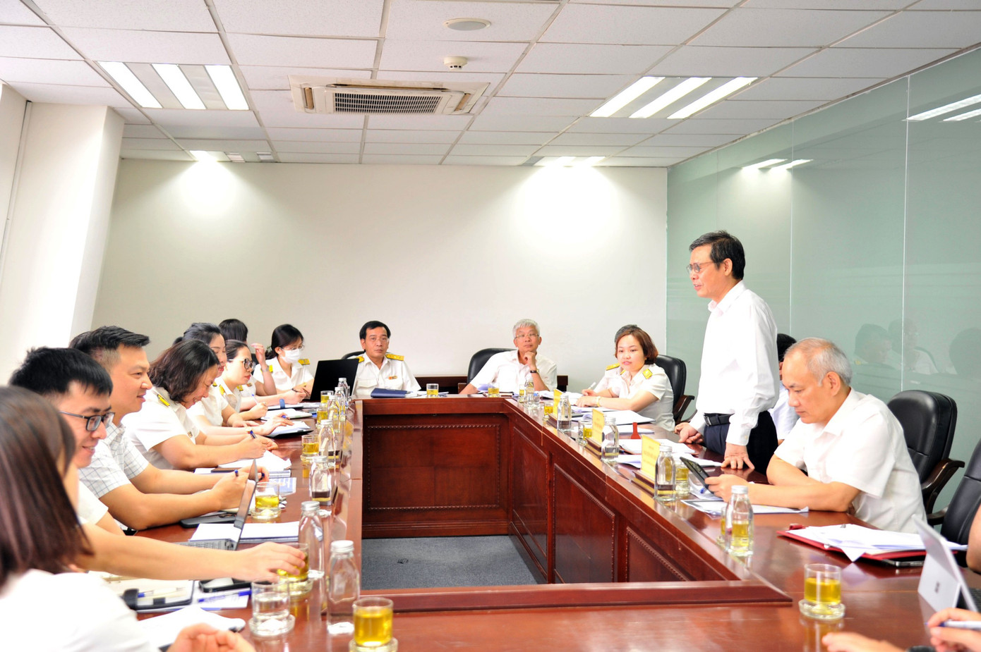 Phó Cục trưởng Cục Thuế TP. Hà Nội Viên Viết Hùng báo cáo với Đoàn công tác. Phó Cục trưởng Cục Thuế TP. Hà Nội Viên Viết Hùng báo cáo với Đoàn công tác.