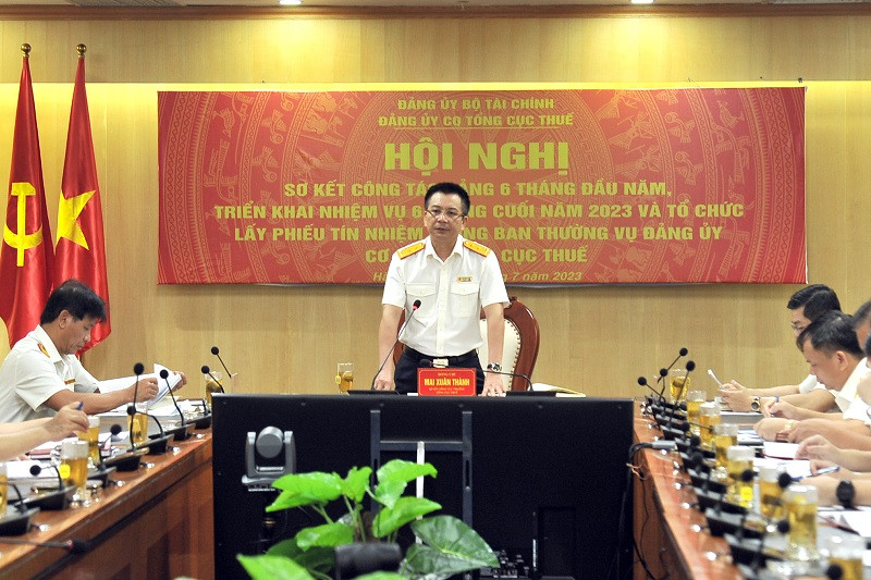 Đồng chí Mai Xuân Thành, Bí thư Đảng ủy phát biểu chỉ đạo hội nghị.