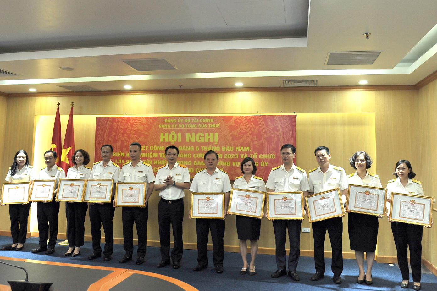 Đồng chí Mai Xuân Thành, Bí thư Đảng ủy trao Giấy khen của Đảng ủy cơ quan Tổng cục Thuế cho các tập thể, cá nhân có thành tích trong công tác Đảng.