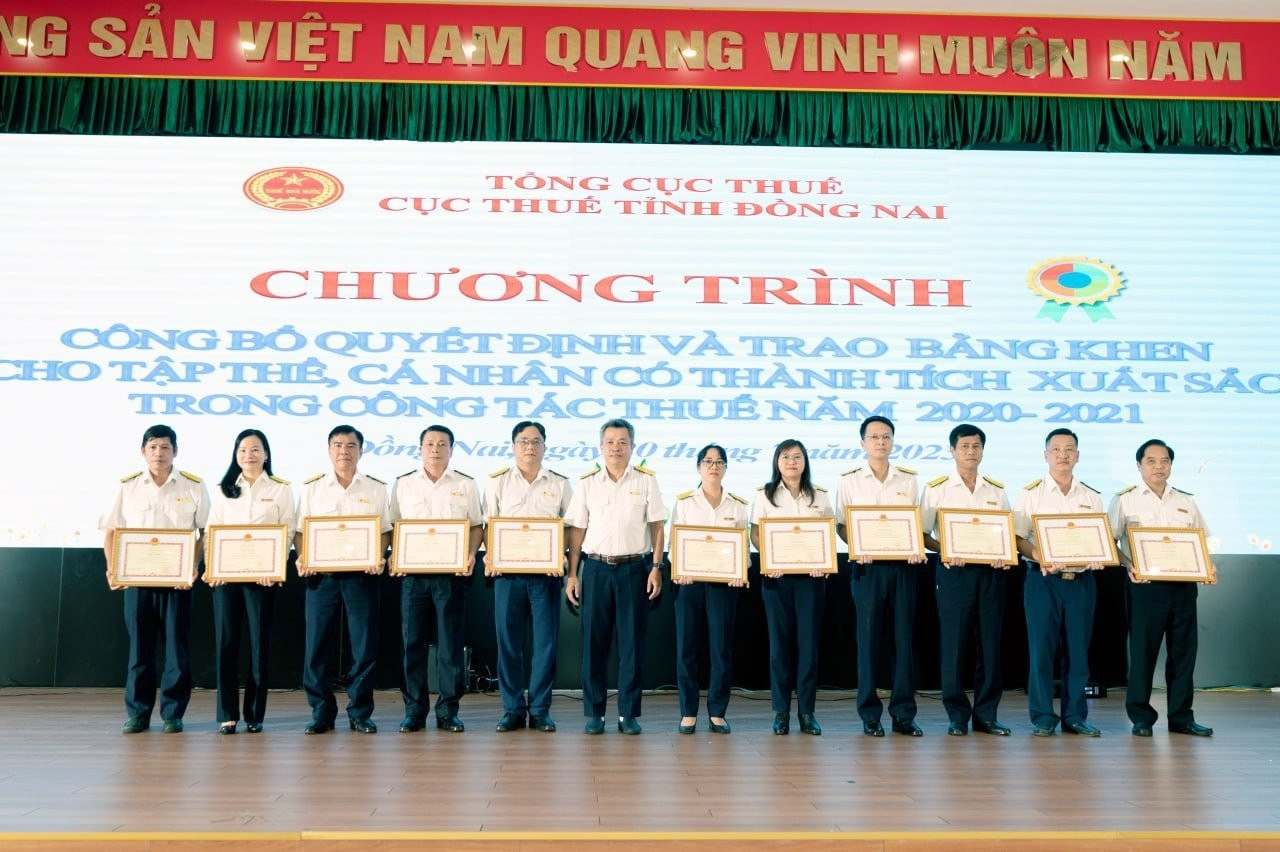 Cục trưởng Cục Thuế tỉnh Đồng Nai Nguyễn Toàn Thắng trao thưởng cho cá nhân, tập thể có thành tích tiêu biểu, xuất sắc trong công tác thuế