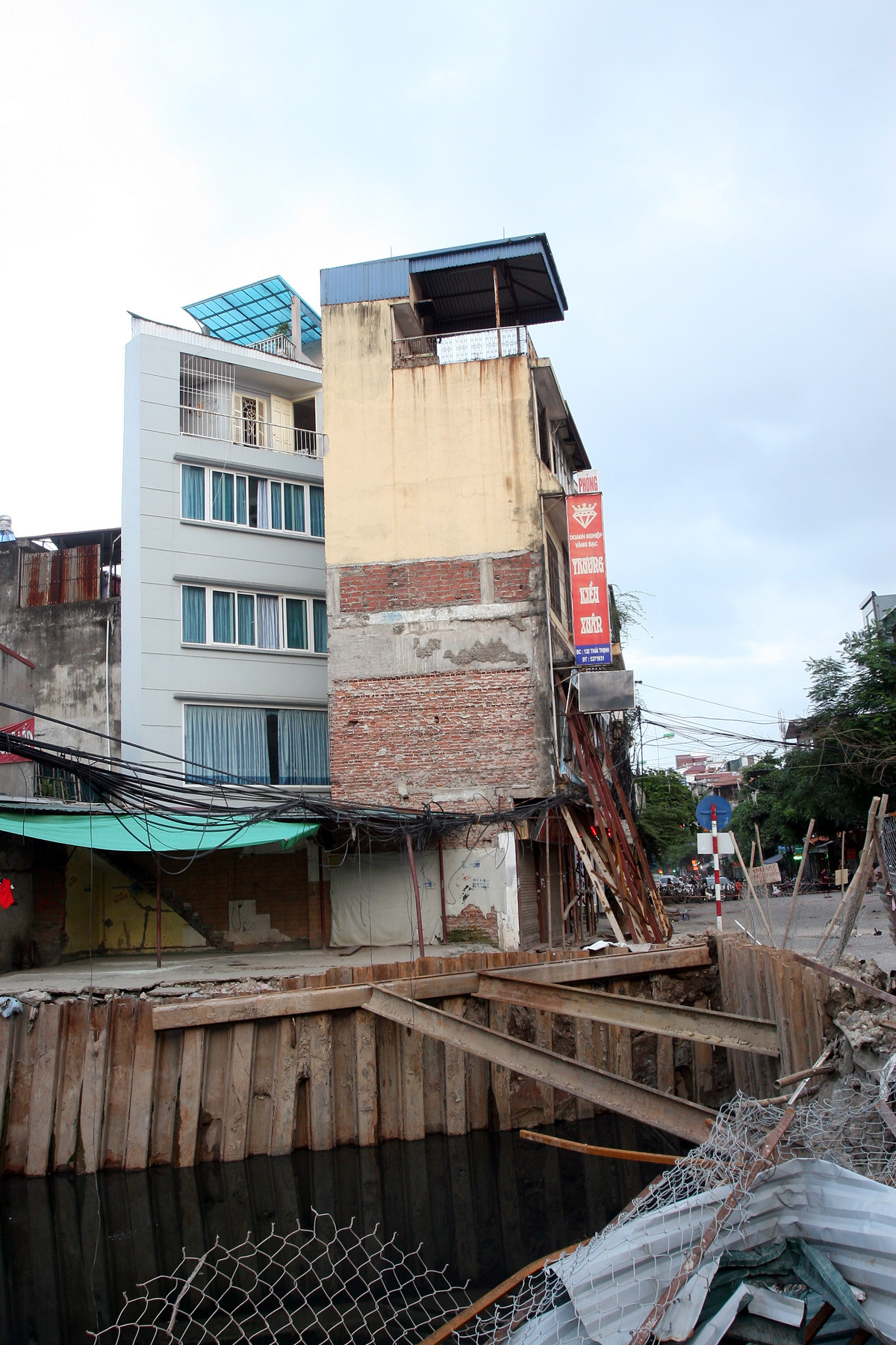 Ngồi nhà sắp sập nằm ngay cạnh con mương đang thi công dở dang