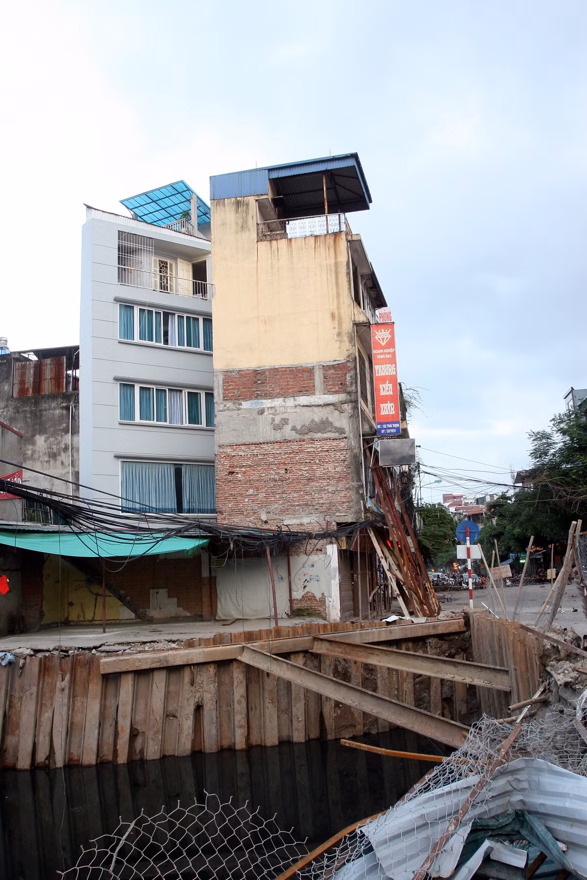 Ngồi nhà sắp sập nằm ngay cạnh con mương đang thi công dở dang