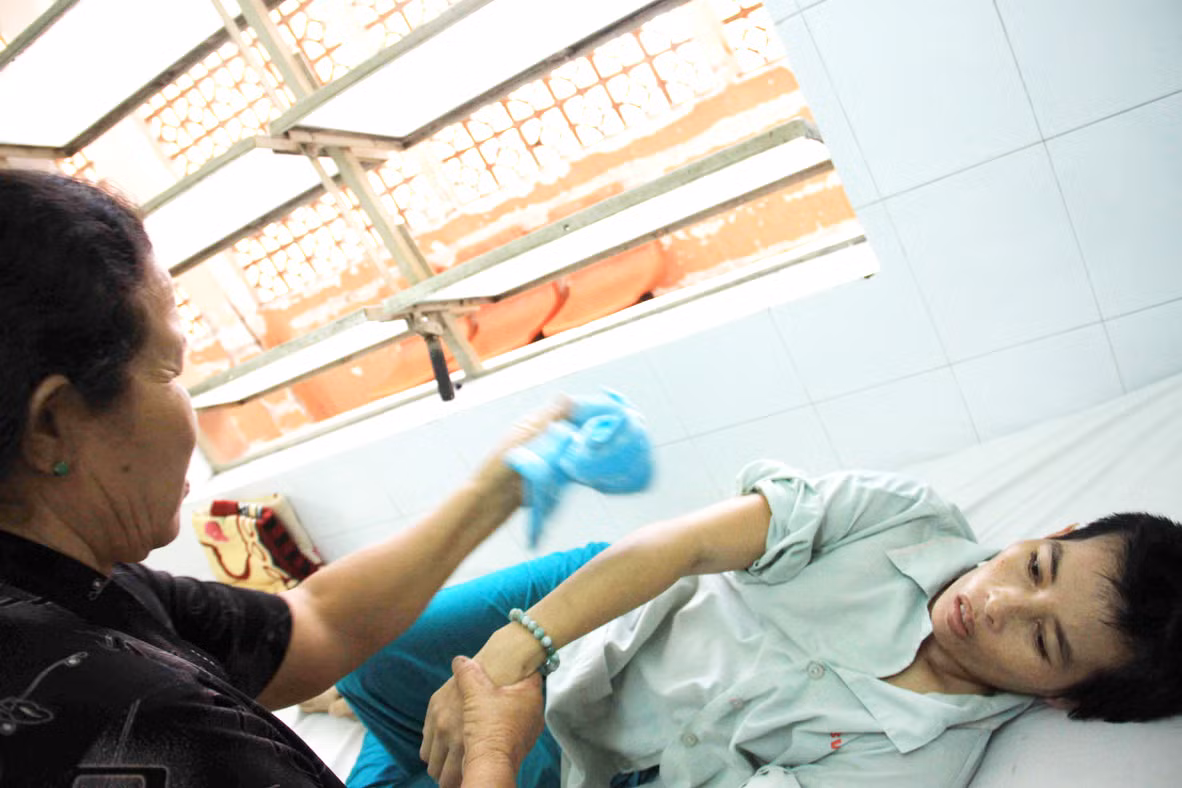 Chống chọi với căn bệnh nguy hiểm, chị Đen “gánh” món nợ hơn 100 triệu đồng. Ảnh: V.K