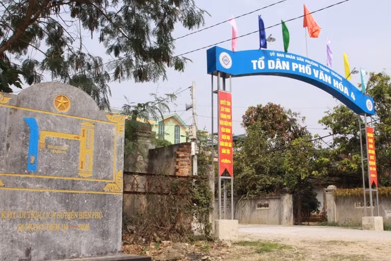 Cứ điểm của địch nay trở thành Khu di tích bên cạnh là cổng làng văn hóa