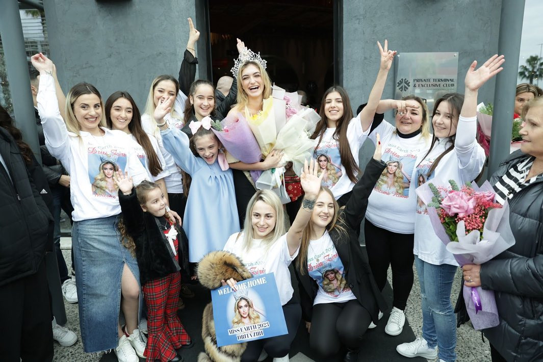 Người dân chào đón đương kim Hoa hậu Trái Đất 2023 Drita Ziri.