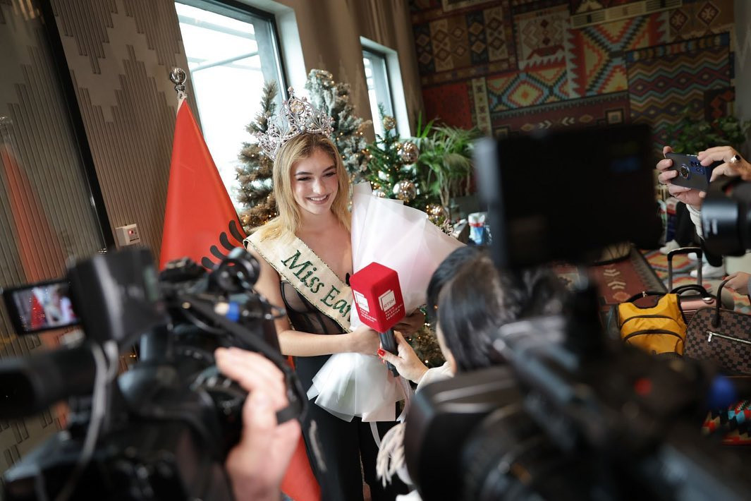 Drita Ziri cũng đã có buổi diễu hành trên ôtô để ăn mừng chiến thắng của cô.