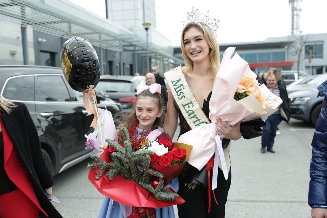 Người dân chào đón đương kim Hoa hậu Trái Đất 2023 Drita Ziri.