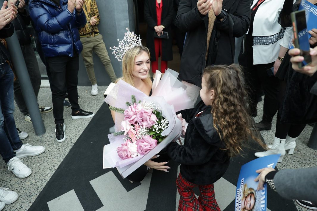 Người dân chào đón đương kim Hoa hậu Trái Đất 2023 Drita Ziri.