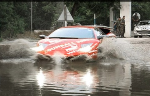 Siêu xe Lamborghini cũng lội nước