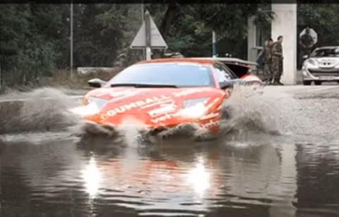 Siêu xe Lamborghini cũng lội nước. Siêu xe Lamborghini cũng lội nước
