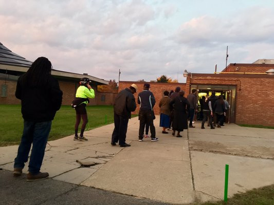 Người Mỹ xếp hàng dài từ sáng sớm chờ bầu cử ảnh 10