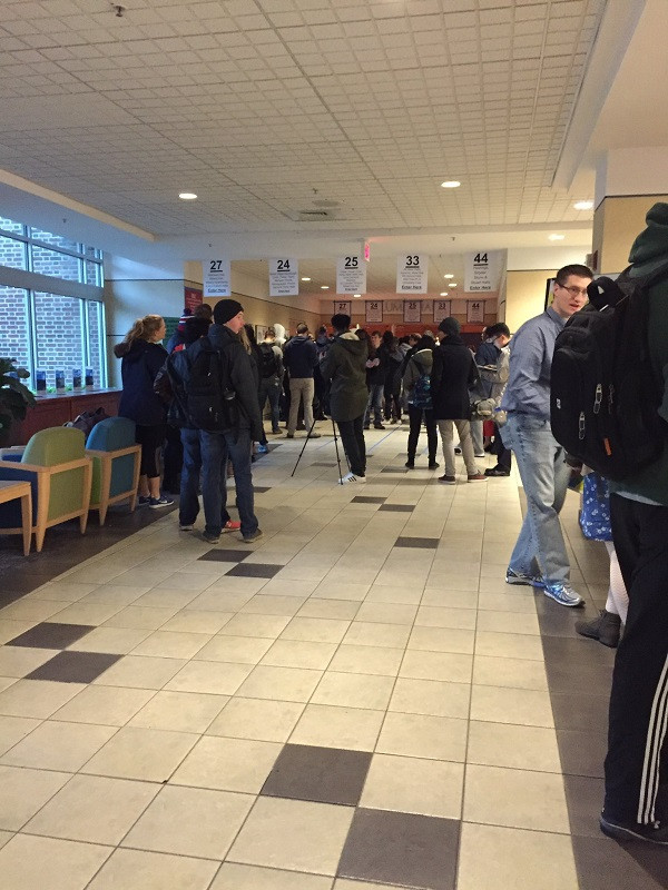 Người Mỹ xếp hàng dài từ sáng sớm chờ bầu cử ảnh 9