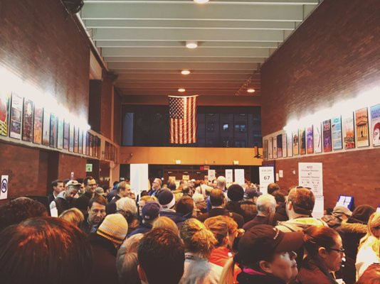 Người Mỹ xếp hàng dài từ sáng sớm chờ bầu cử ảnh 14