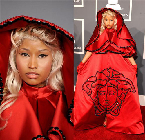 Nữ ca sĩ vừa giống quỷ Medusa vừa giống cô bé quàng khăn đỏ