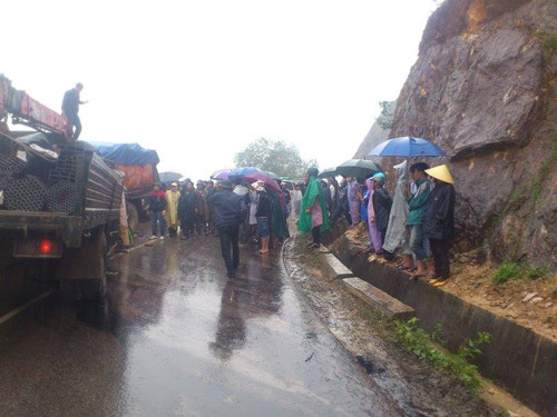 Vụ tai nạn gây tắc đường khá lâu. Ảnh: Minh Huyền. Vụ tai nạn gây tắc đường khá lâu. Ảnh: Minh Huyền