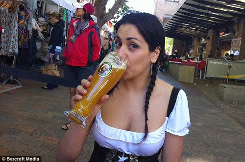 Với sự ủng hộ của người thân, việc chuẩn bị trang phục của Mary trở nên đơn giản hơn. Họ thường sắp xếp trang phục trước 1 tháng