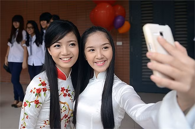 Hai cô trò rất 'xì-tin' khi cùng chụp ảnh. Hai cô trò rất 'xì-tin' khi cùng chụp ảnh