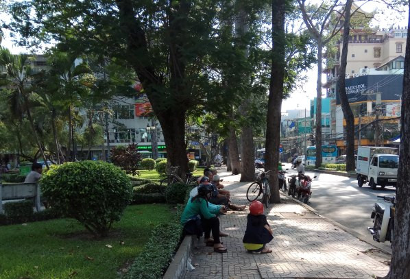 Người Sài Gòn khổ sở với nắng nóng đầu mùa ảnh 3