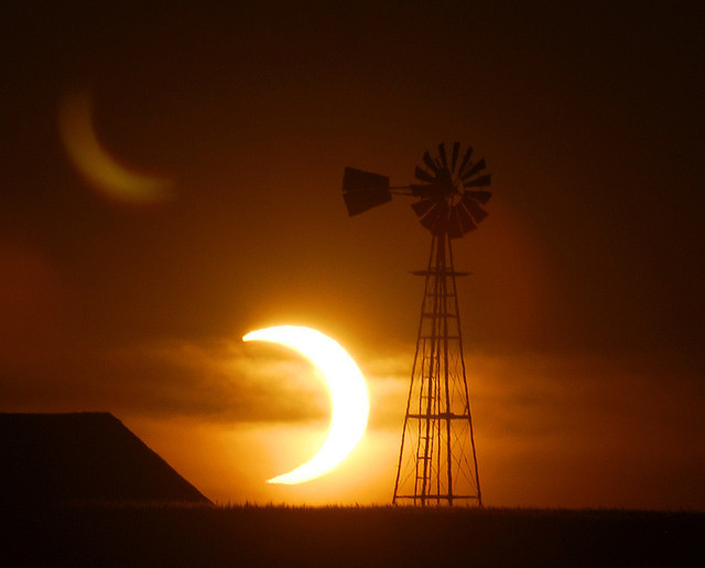 Nhật thực hình khuyên xuất hiện ở đông bắc Ellis, Kans nước Mỹ vào chiều ngày 20-5.Ảnh: AP.