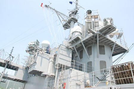 Trên tàu được trang bị các hệ thống chỉ huy, điều khiển, thông tin rất hiện đại