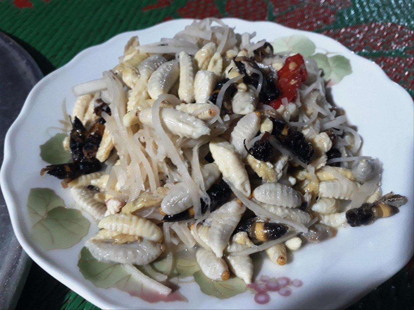 Săn loài ong kịch độc: Ăn lộc rừng vẫn phải cầm chừng ảnh 1