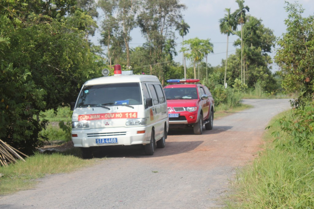Đội cứu nạn cứu hộ tới mới đưa được thi thể nạn nhân ra ngoài