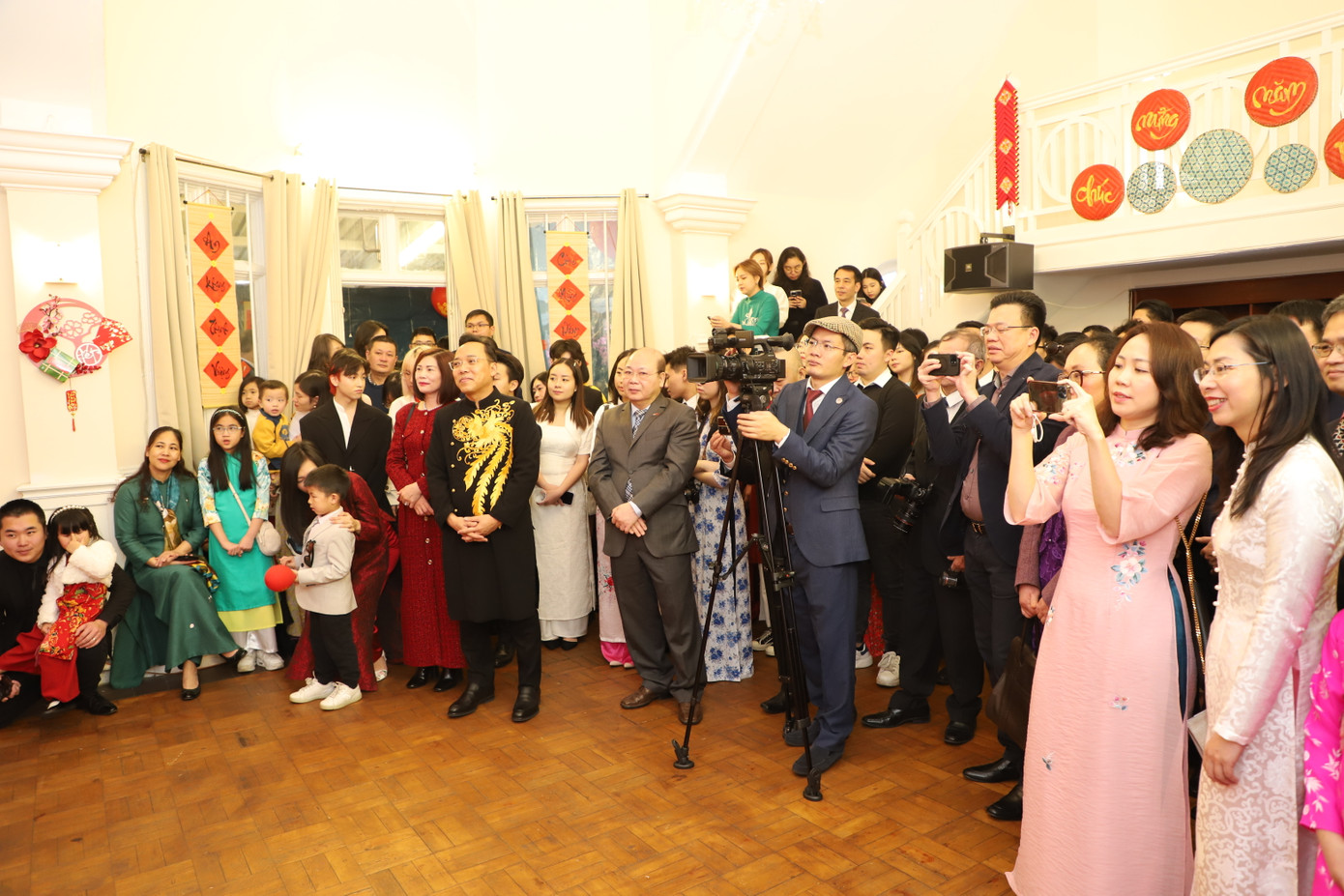 Đại sứ Nguyễn Hoàng Long cùng khách mời theo dõi các phần biểu diễn (Ảnh: Việt Long).