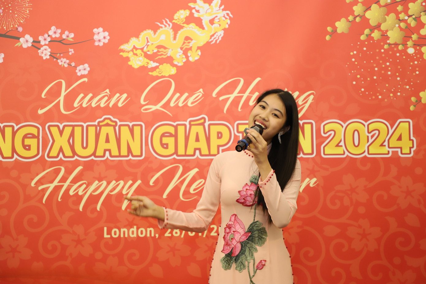 Bạn Hoàng Thảo Sandra - thành viên Ban chấp hành SVUK, trình bày liên khúc "Thì thầm mùa Xuân - Chiều Xuân". (Ảnh: Việt Long).