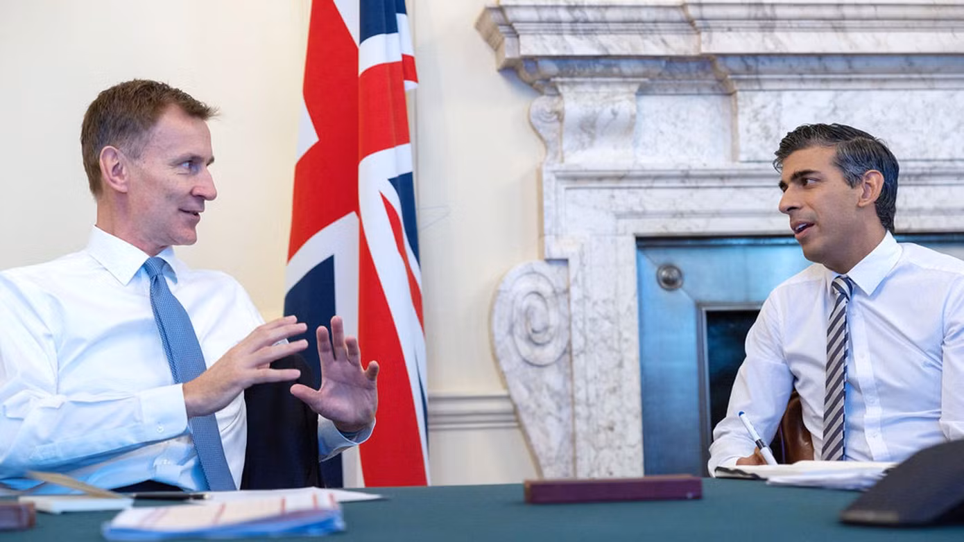 Thủ tướng Anh Rishi Sunak và Bộ trưởng Tài chính Anh Jeremy Hunt trong một cuộc thảo luận (Ảnh: Sky).