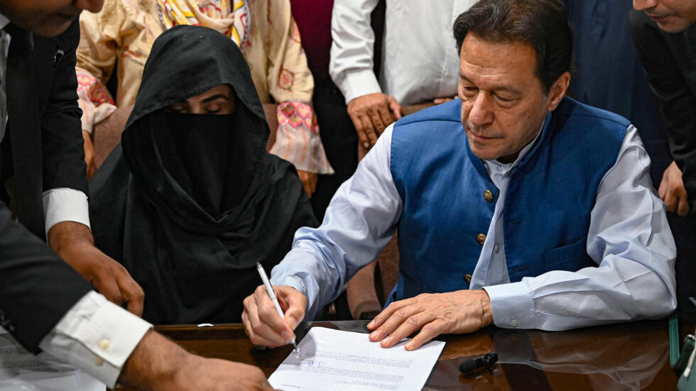 Cựu Thủ tướng Pakistan Imran Khan và bà Bushra Bibi (Ảnh: France24). Cựu Thủ tướng Pakistan Imran Khan và bà Bushra Bibi (Ảnh: France24).