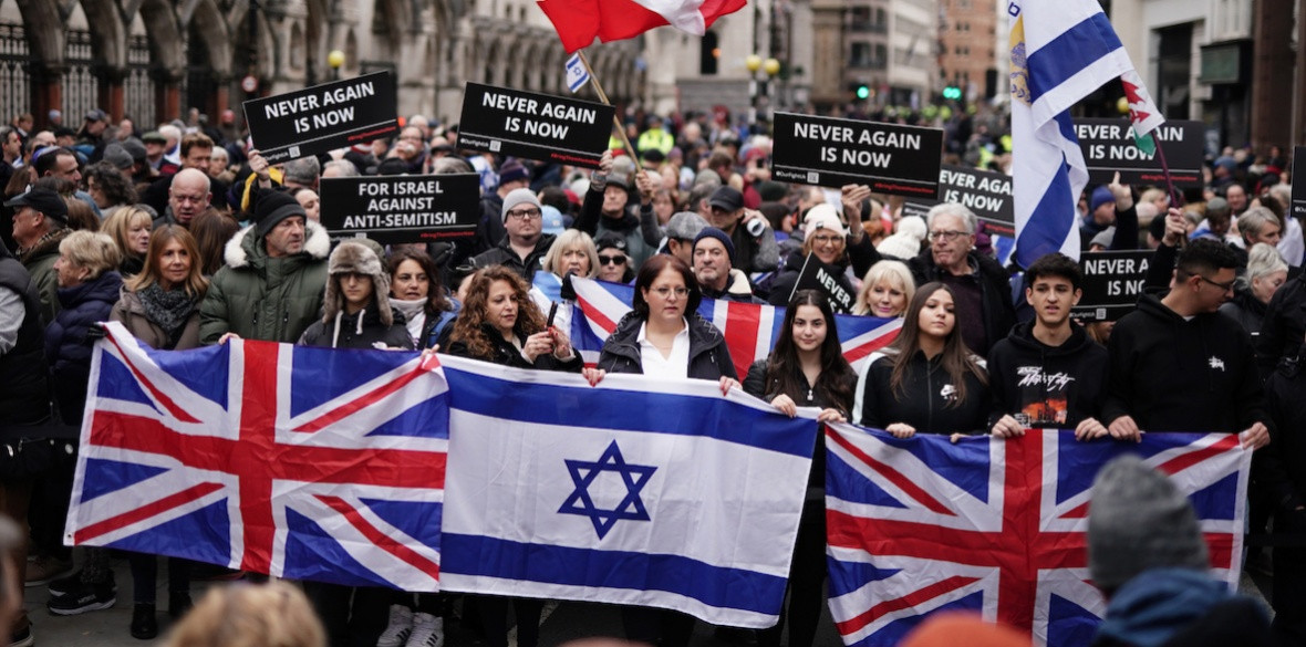 Hàng chục nghìn người tập trung ở trung tâm thủ đô London để tham gia tuần hành chống chủ nghĩa bài Do thái (Ảnh: Morning Star). Hàng chục nghìn người tập trung ở trung tâm thủ đô London để tham gia tuần hành chống chủ nghĩa bài Do thái (Ảnh: Morning Star).