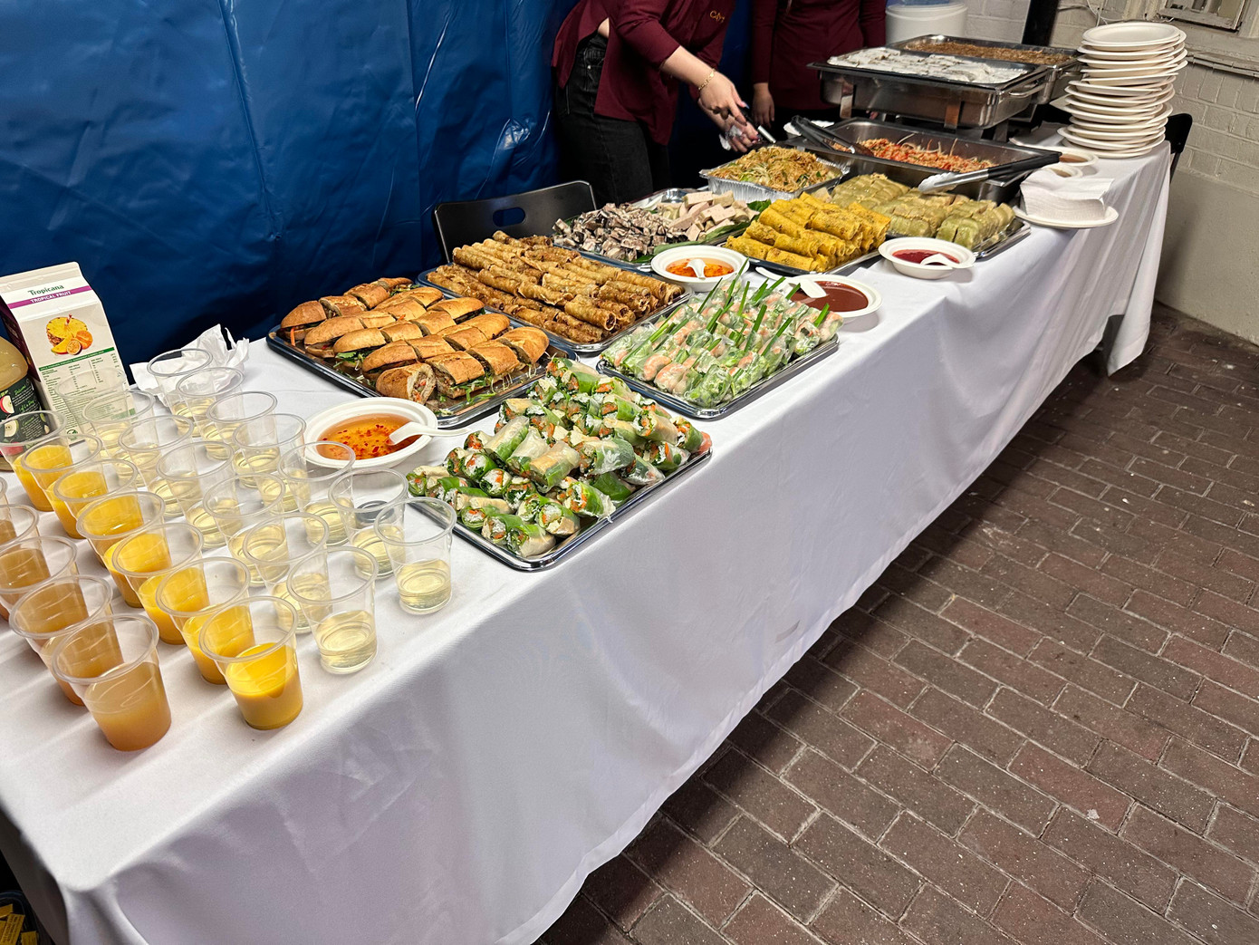 Bàn tiệc đứng gồm các món ăn mang đậm hương vị Việt Nam.