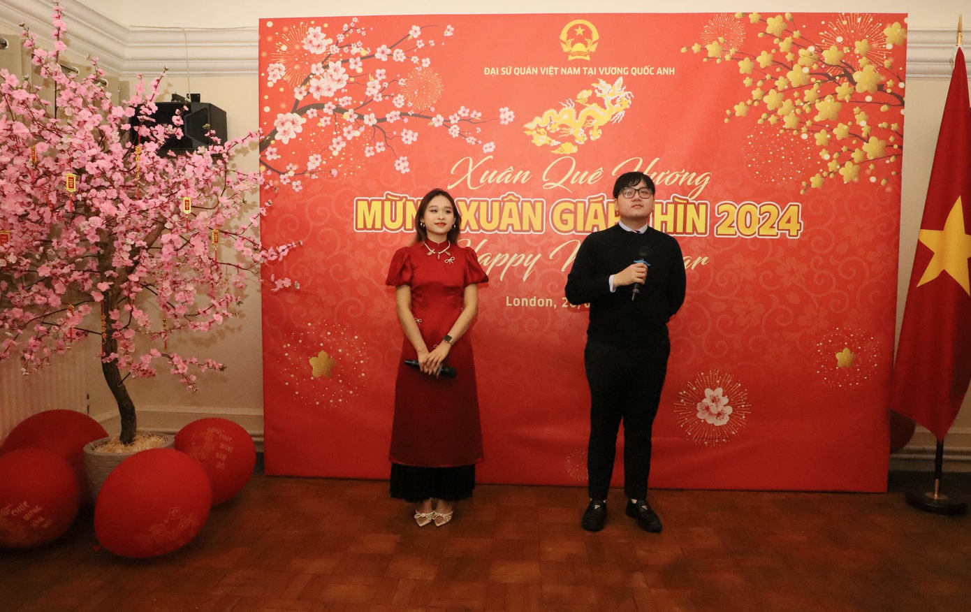 Hai bạn Hoàng Đạt - Phương Linh, thành viên Ban chấp hành SVUK, trình bày bản phối mới của bài hát "Thì thầm mùa Xuân - Wren Evans &amp; Phùng Khánh Linh", đầy sôi động và rộn ràng, mang đậm hương vị ngày Tết trong lòng giới trẻ (Ảnh: Việt Long).