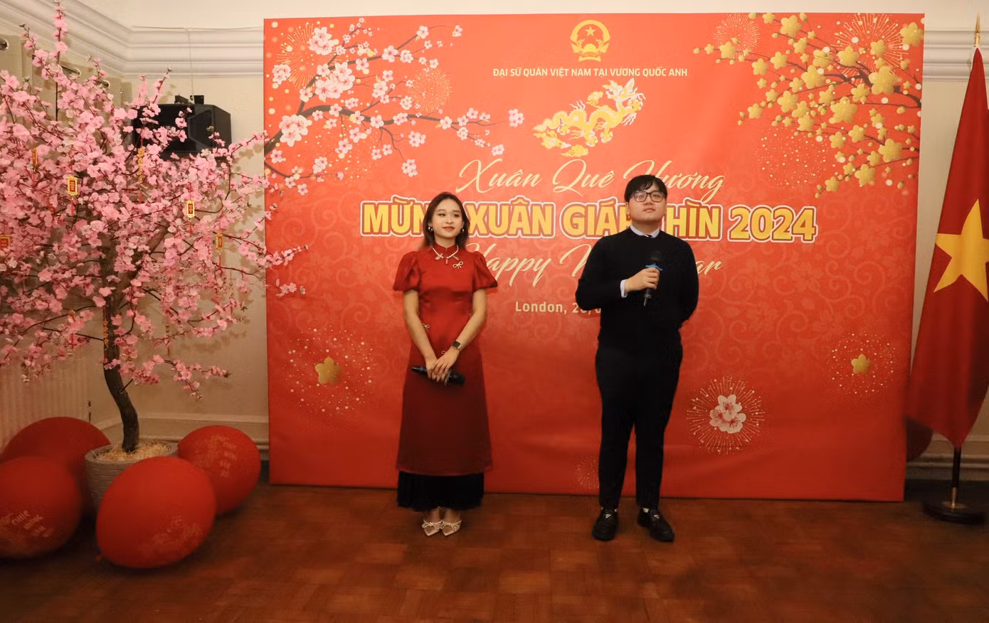 Hai bạn Hoàng Đạt - Phương Linh, thành viên Ban chấp hành SVUK, trình bày bản phối mới của bài hát "Thì thầm mùa Xuân - Wren Evans & Phùng Khánh Linh", đầy sôi động và rộn ràng, mang đậm hương vị ngày Tết trong lòng giới trẻ (Ảnh: Việt Long). Hai bạn Hoàng Đạt - Phương Linh, thành viên Ban chấp hành SVUK, trình bày bản phối mới của bài hát "Thì thầm mùa Xuân - Wren Evans & Phùng Khánh Linh", đầy sôi động và rộn ràng, mang đậm hương vị ngày Tết trong lòng giới trẻ (Ảnh: Việt Long).