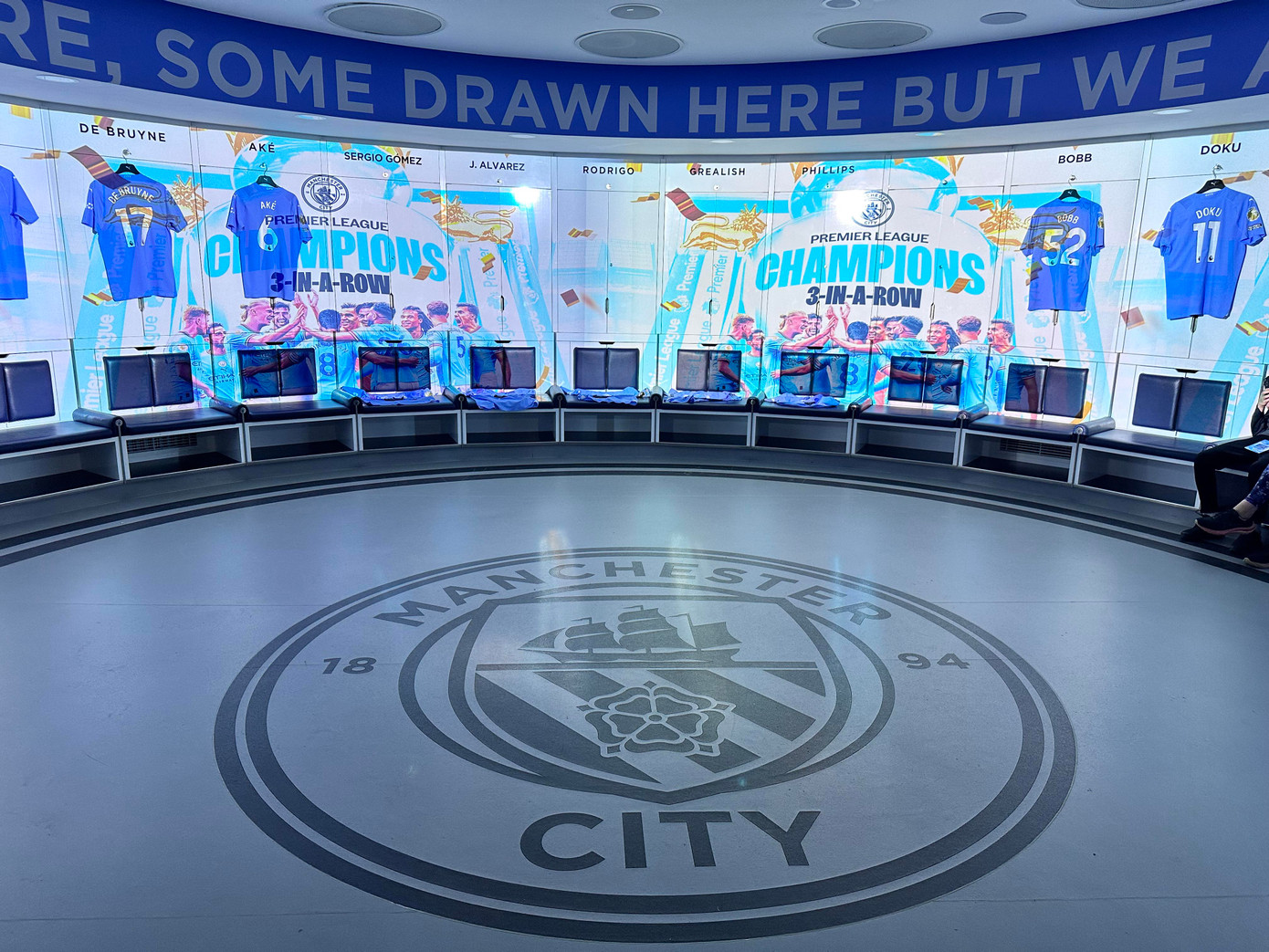 Camera 360 độ tại phòng thay đồ của đội chủ nhà. Camera 360 độ tại phòng thay đồ của đội chủ nhà.