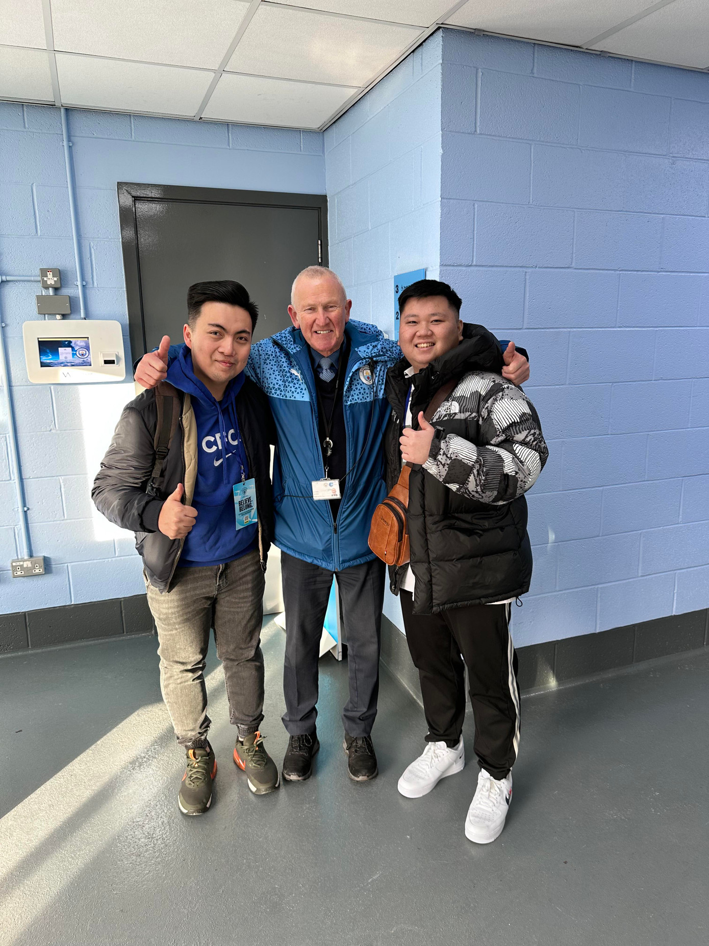 Tác giả và bạn đi cùng chụp ảnh kỉ niệm với người hướng dẫn viên vui tính. Tác giả và bạn đi cùng chụp ảnh kỉ niệm với người hướng dẫn viên vui tính.