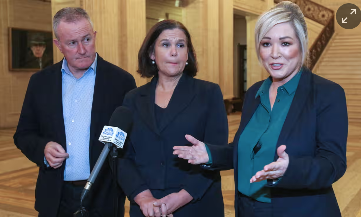 Bà Michelle O'Neil (phải), lãnh đạo đảng Sinn Féin, phát biểu trong cuộc họp báo (Ảnh: Getty).