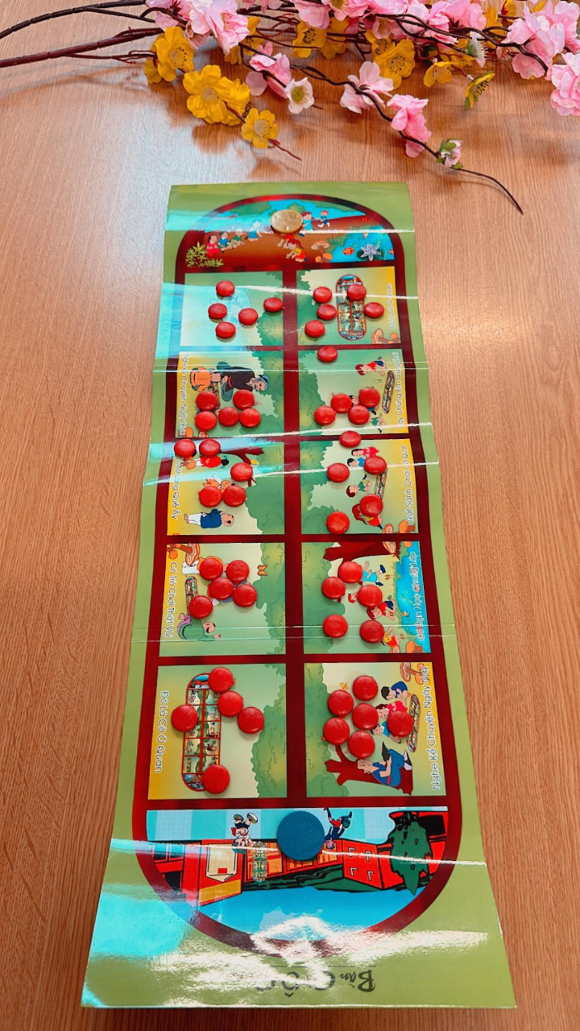 Bàn trò chơi Ô ăn quan (Ảnh: Việt Long).