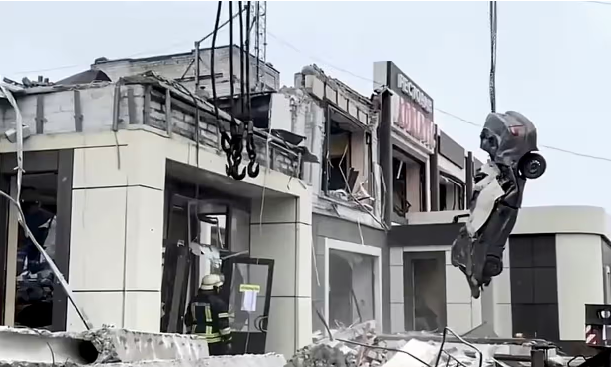 Hiện trường vụ pháo kích nghi do quân đội Ukraine tiến hành ở tỉnh Luhansk (Ảnh: EPA). Hiện trường vụ pháo kích nghi do quân đội Ukraine tiến hành ở tỉnh Luhansk (Ảnh: EPA).