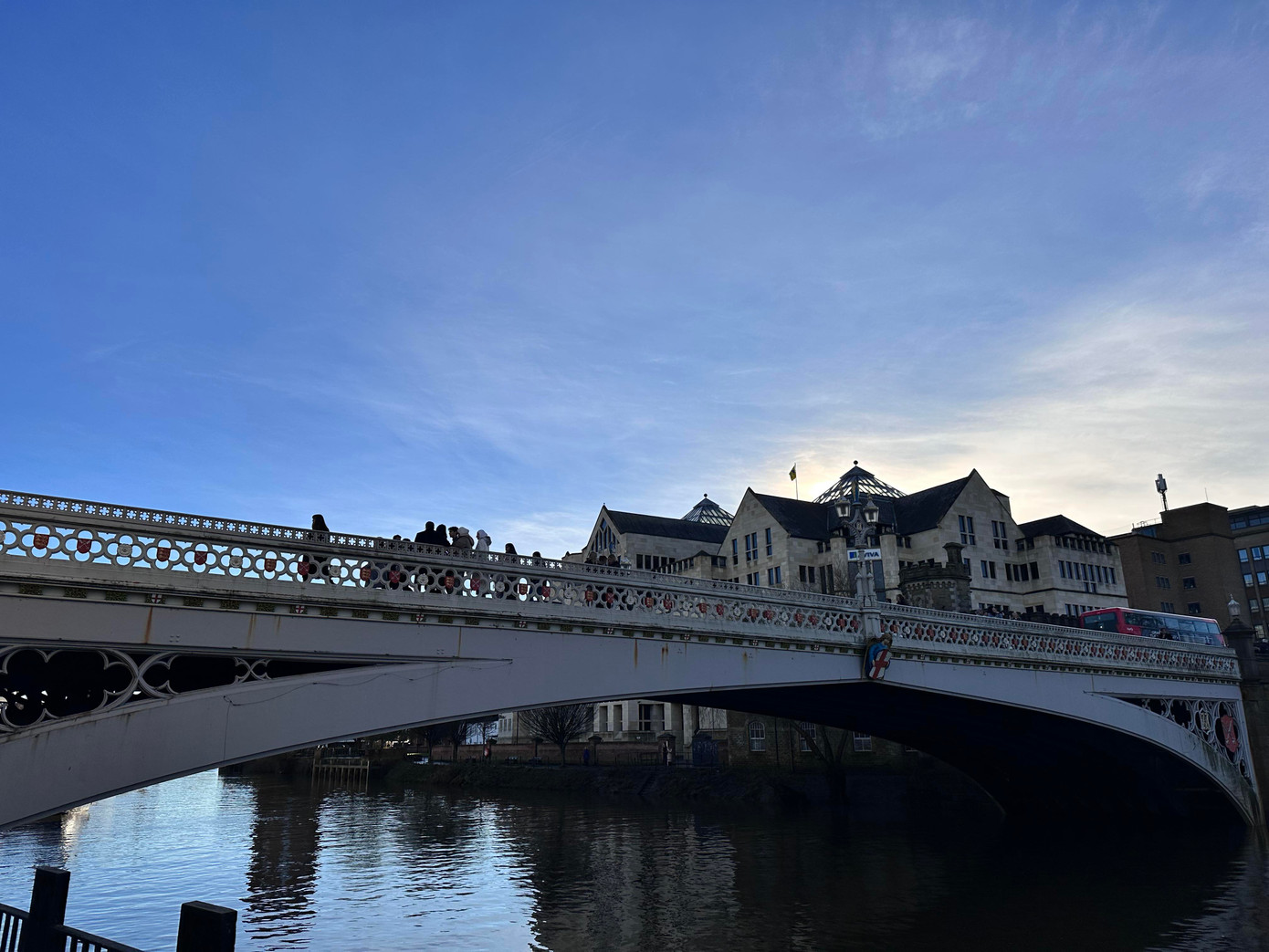 Một trong những cây cầu bắc qua dòng sông Ouse chảy qua thành phố York. Một trong những cây cầu bắc qua dòng sông Ouse chảy qua thành phố York.