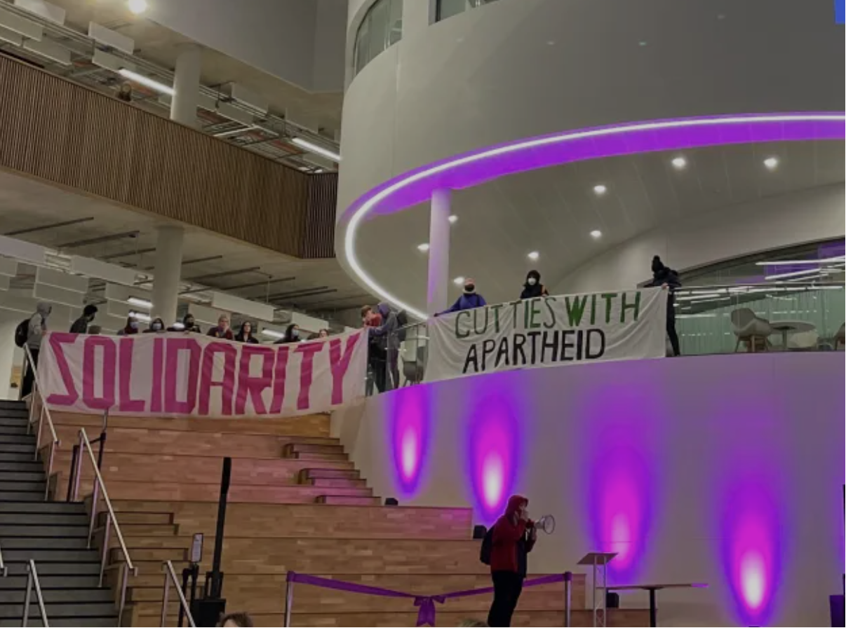 Những người biểu tình dùng loa và băng rôn để thu hút sự chú ý của mọi người đang có mặt bên trong tòa nhà The Wave chiều tối 20/11. Những người biểu tình dùng loa và băng rôn để thu hút sự chú ý của mọi người đang có mặt bên trong tòa nhà The Wave chiều tối 20/11.