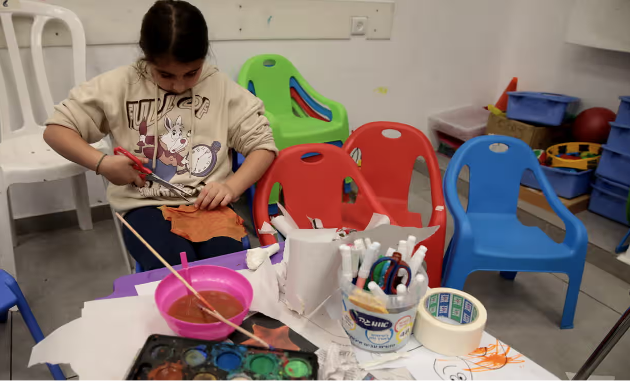 Bên trong một lớp học thủ công tại Trung tâm cộng đồng Ả Rập - Do Thái ở Tel Aviv (Ảnh: The Guardian).